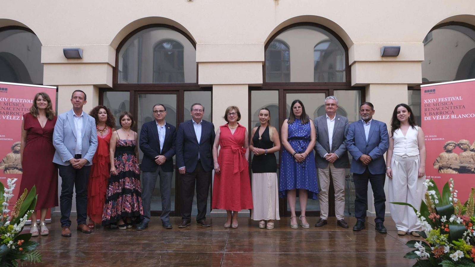 Foto de familia de las diferentes instituciones y empresas que hacen posible el Festival de Vélez Blanco.