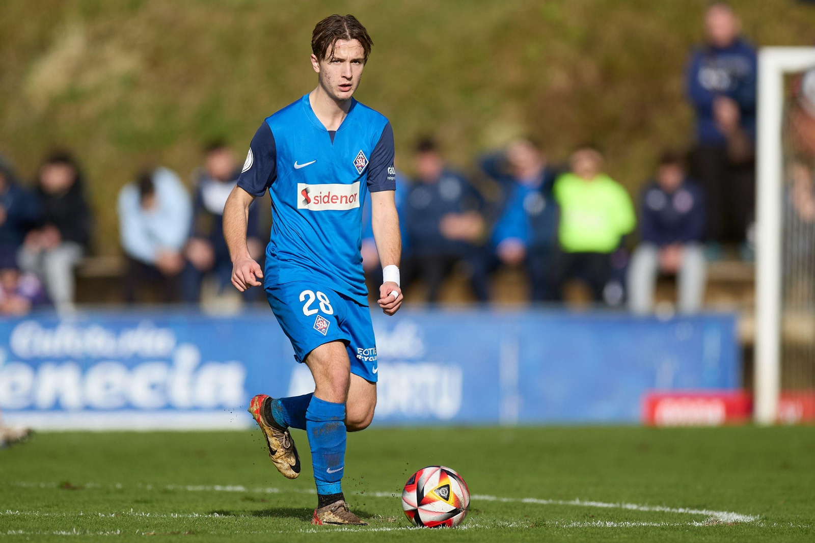 Félix Garreta, en un encuentro con el Amorebieta.