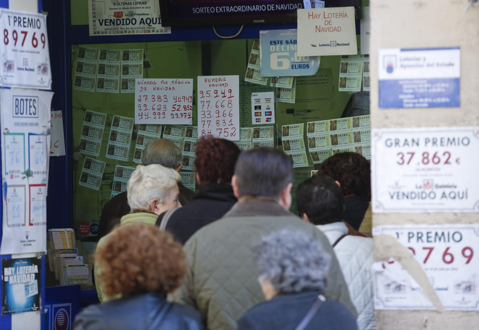 Cola a las puertas de una administración de lotería de Málaga capital.