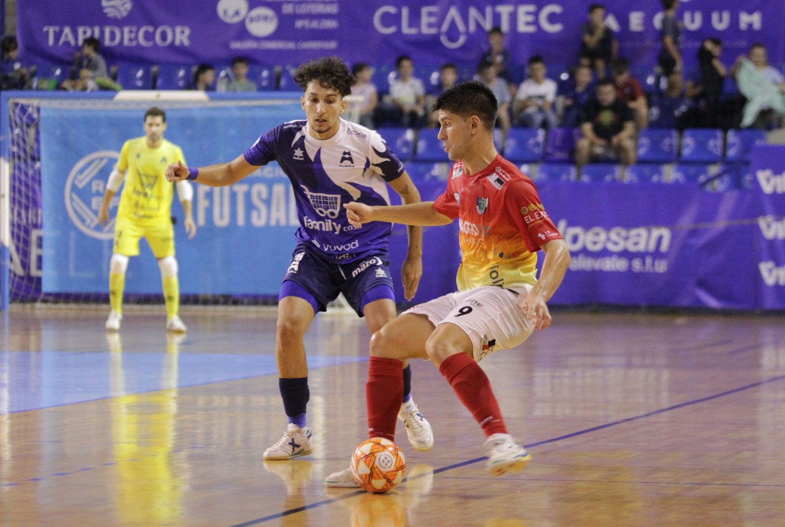 Chus, en una acción del partido disputado en Alzira.