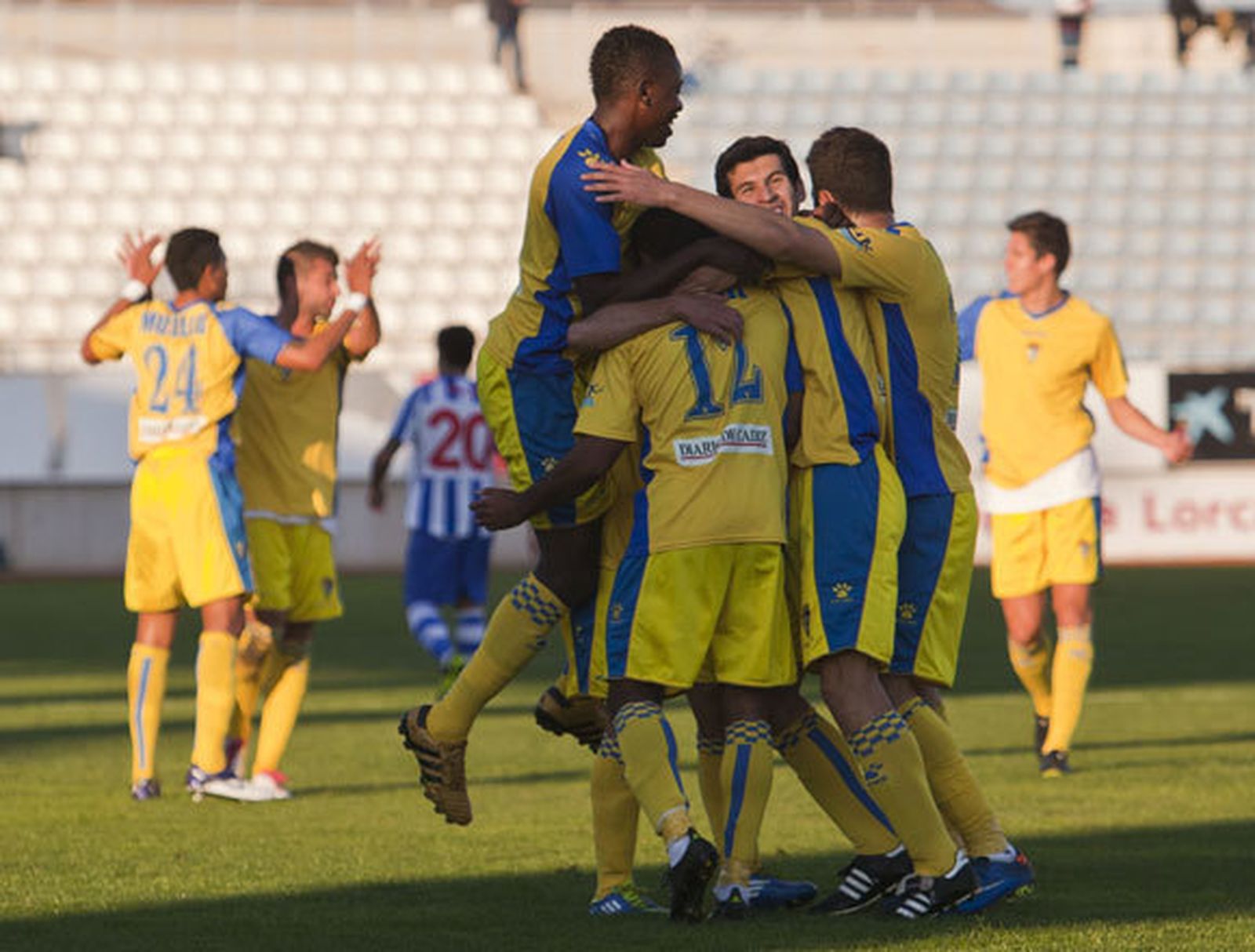 Los jugadores del Cádiz celebran el primer gol del partido, obra de Ikechi. /Pascu Mendez (LOF)