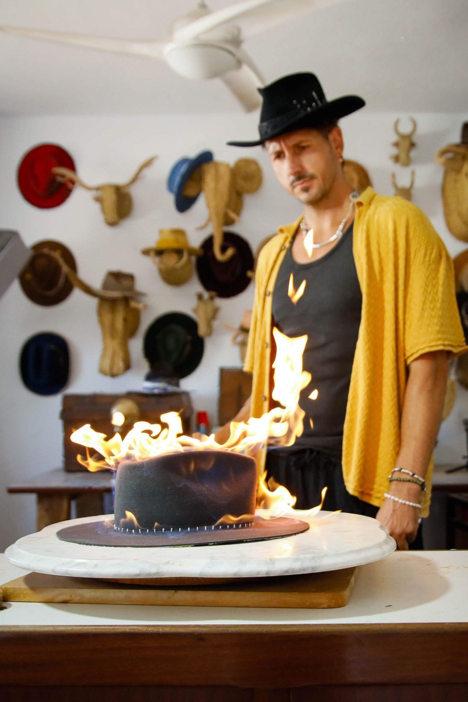 Imágenes del proceso creativo en sombreros de Alejandro Mateo