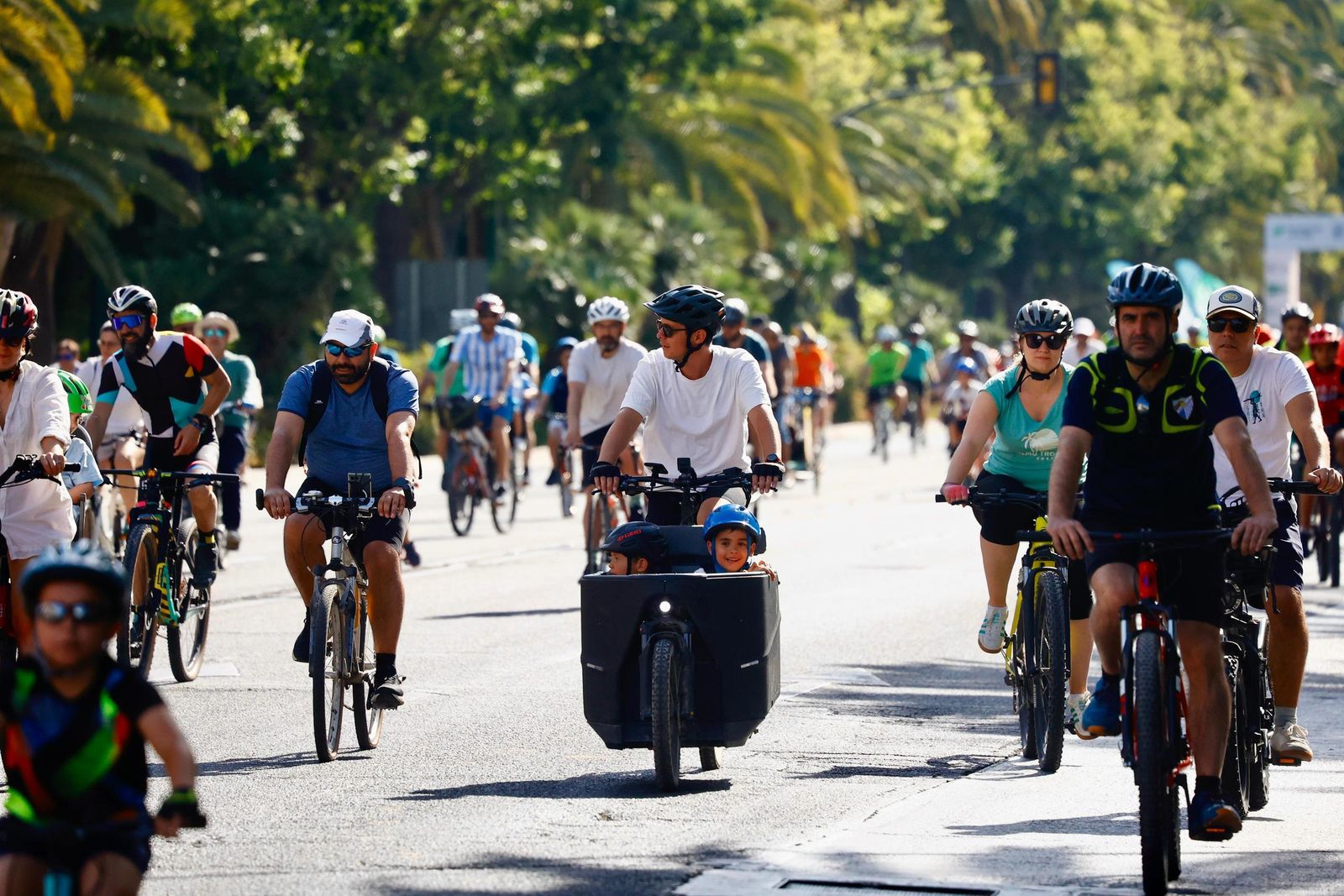 Cientos de ciclistas toman Málaga en el Día de la Bici, en imágenes