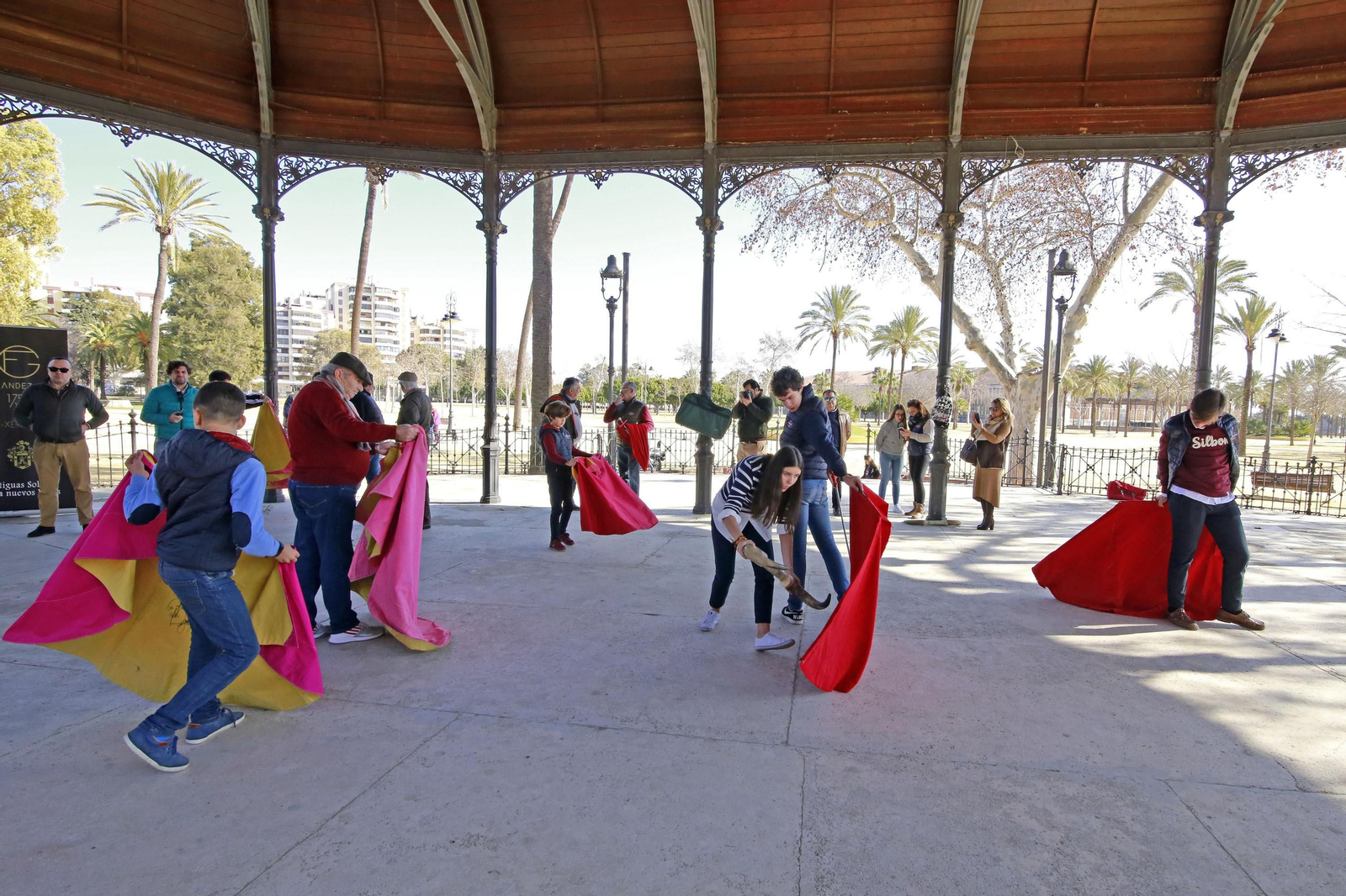 Canales Rivera con los jerezanos de la Asoc. de Antiguos Alumnos de la Escuela Municipal de Tauromaquia de Jerez