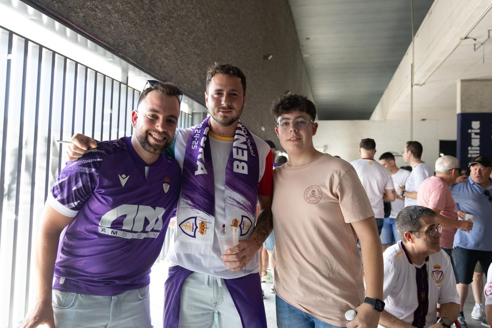 El épico recibimiento de la afición lagarta al Real Jaén, en imágenes
