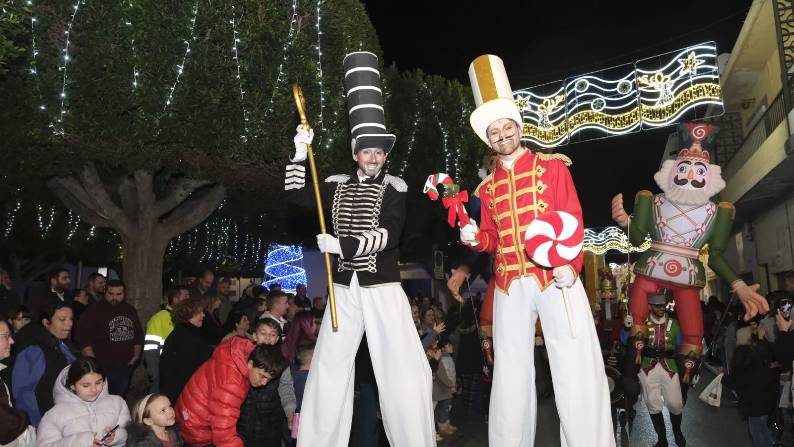 Imágenes de la cabalgata de Huércal de Almería: miles de personas reciben a los Reyes Magos