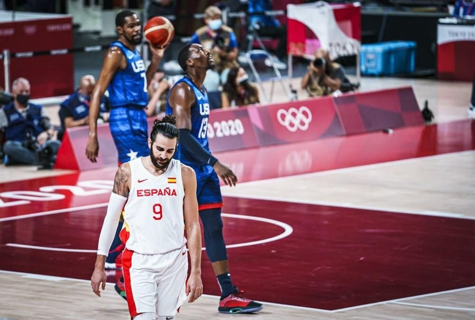 Ricky Rubio se lamenta ante Adebayo y Durant.