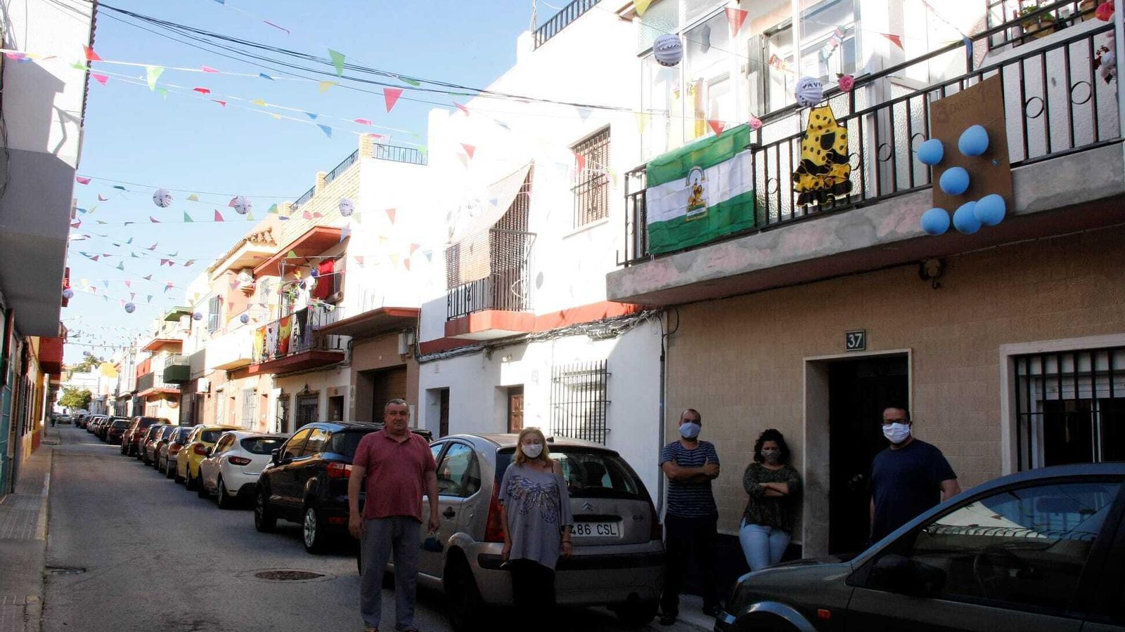 Algunos vecinos de la calle, este lunes preparando los detalles decorativos.