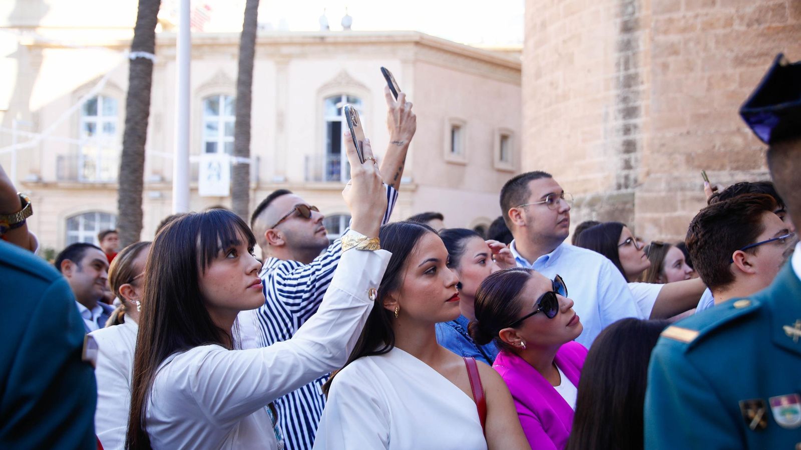 Vea la salida de la Hermandad de Los Ángeles de la Catedral de Almería