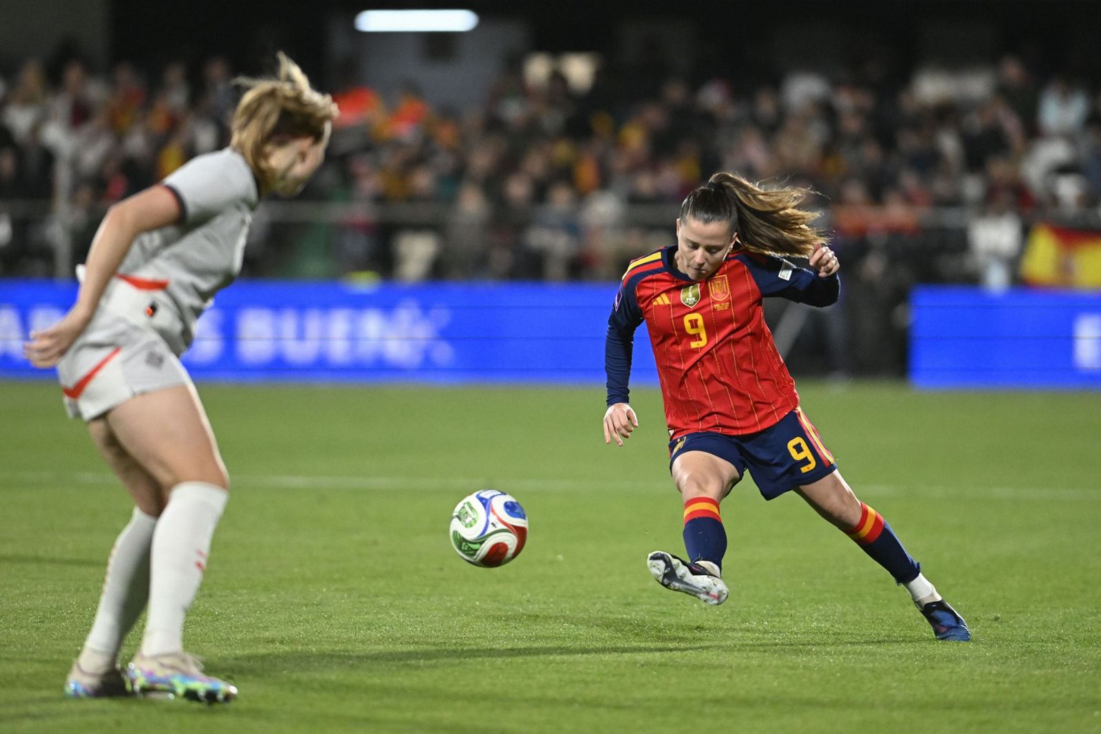 Claudia Pina golpea la pelota ante una jugadora islandesa.
