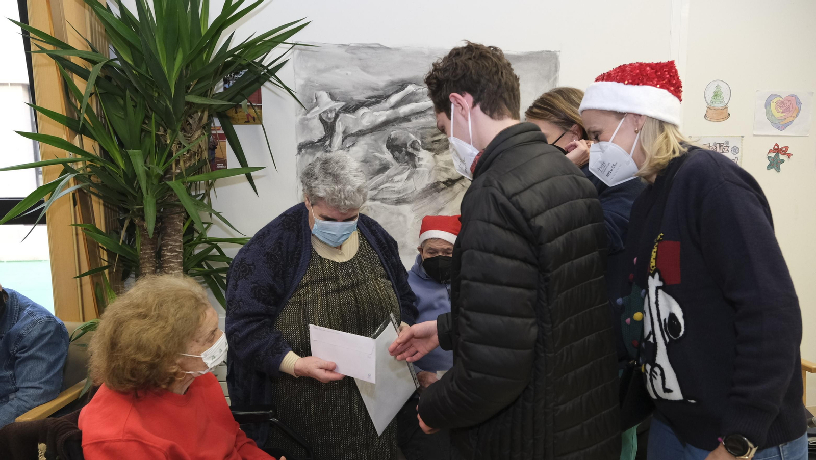 Escolares llenan de villancicos y felicitaciones navideñas las residencias de mayores
