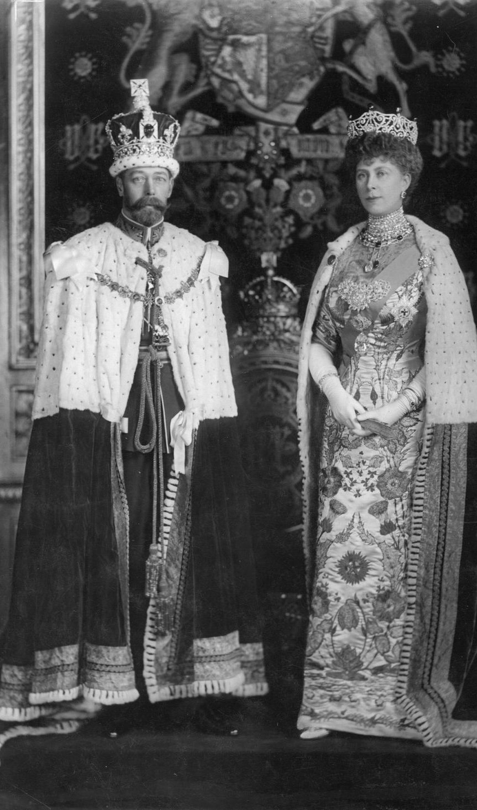 Jorge V y la reina María, abuelos de Isabel II, en un retrato oficial de la época.