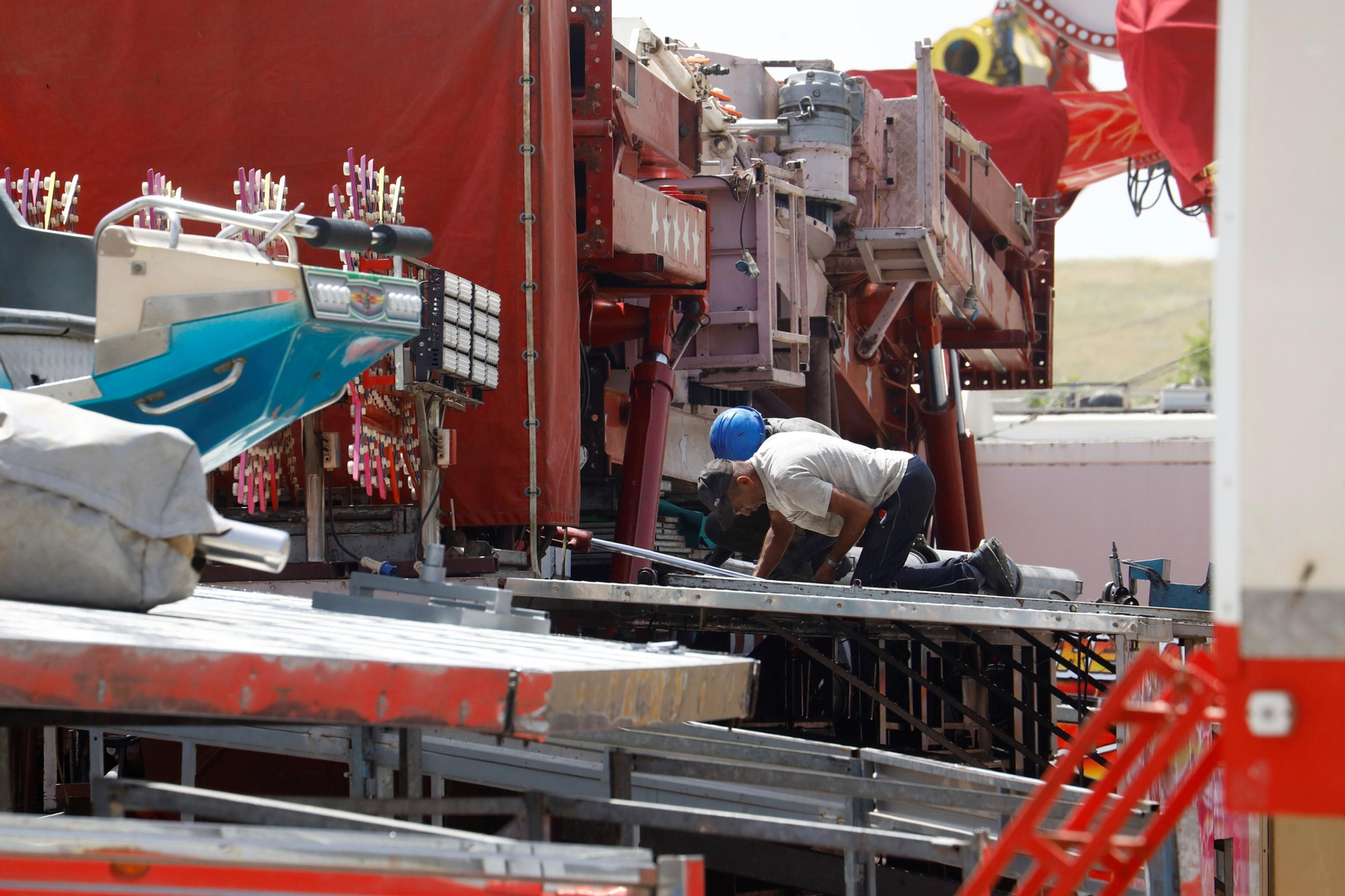 El desmontaje de las casetas de la Feria de Córdoba en El Arenal, en imágenes