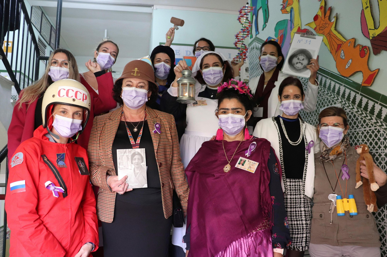 Once profesoras disfrazadas como personajes históricos femeninos.