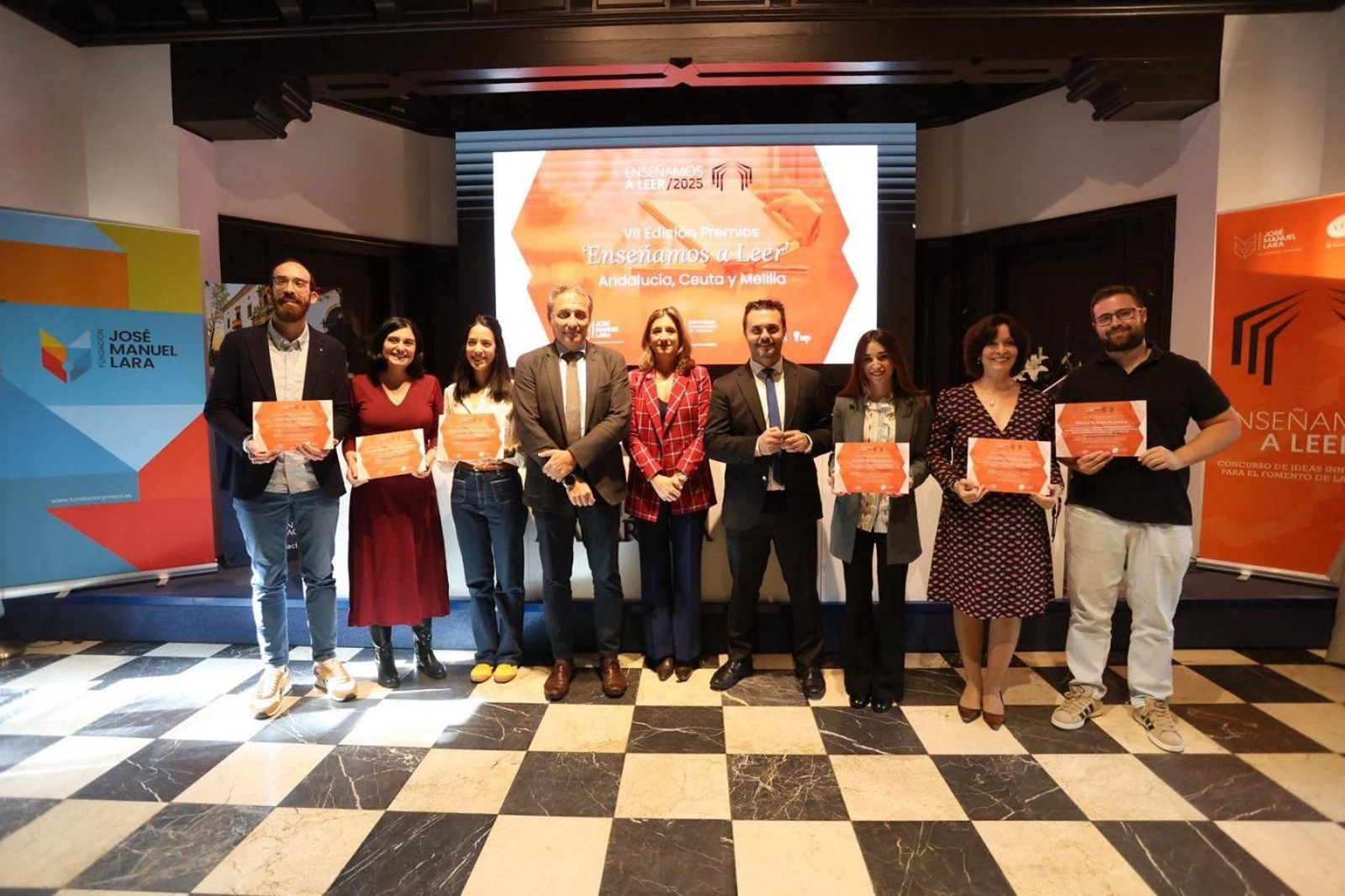 El jerezano Alberto Beltrán, primero por la derecha, posa con su premio.