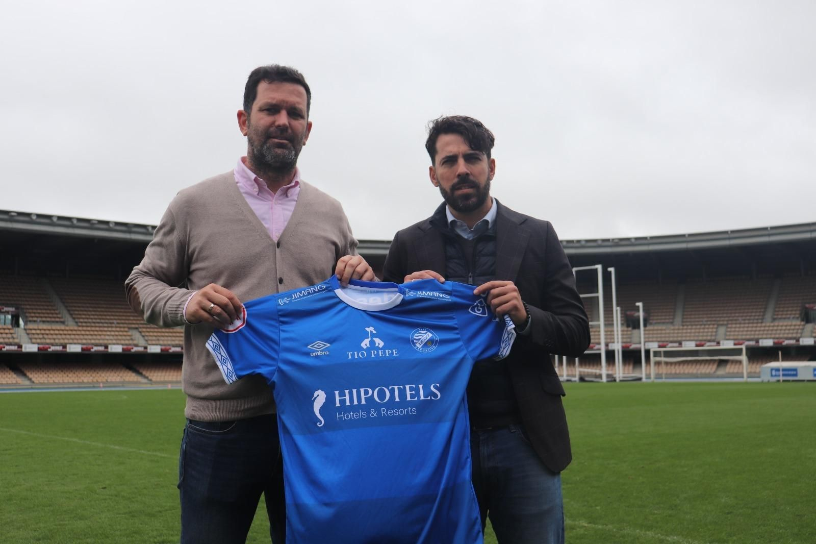 Jesús Viloita y Edu Espada posan con la camiseta del Xerez DFC.