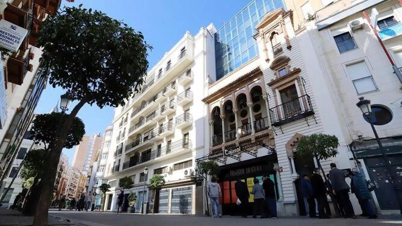 Edificio El Comercial con la sala de la Fundación Cajasol de Huelva.