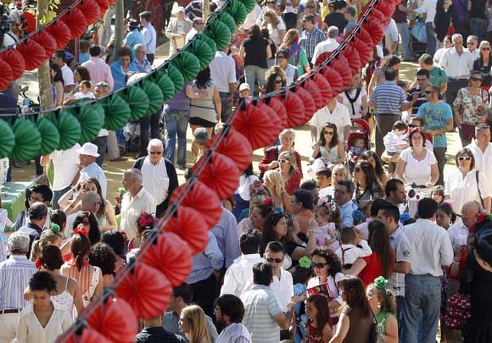 El público abarrotó todas las calles del recinto de Las Banderas./Fotos:Fito Carreto

Foto: Fito Carreto