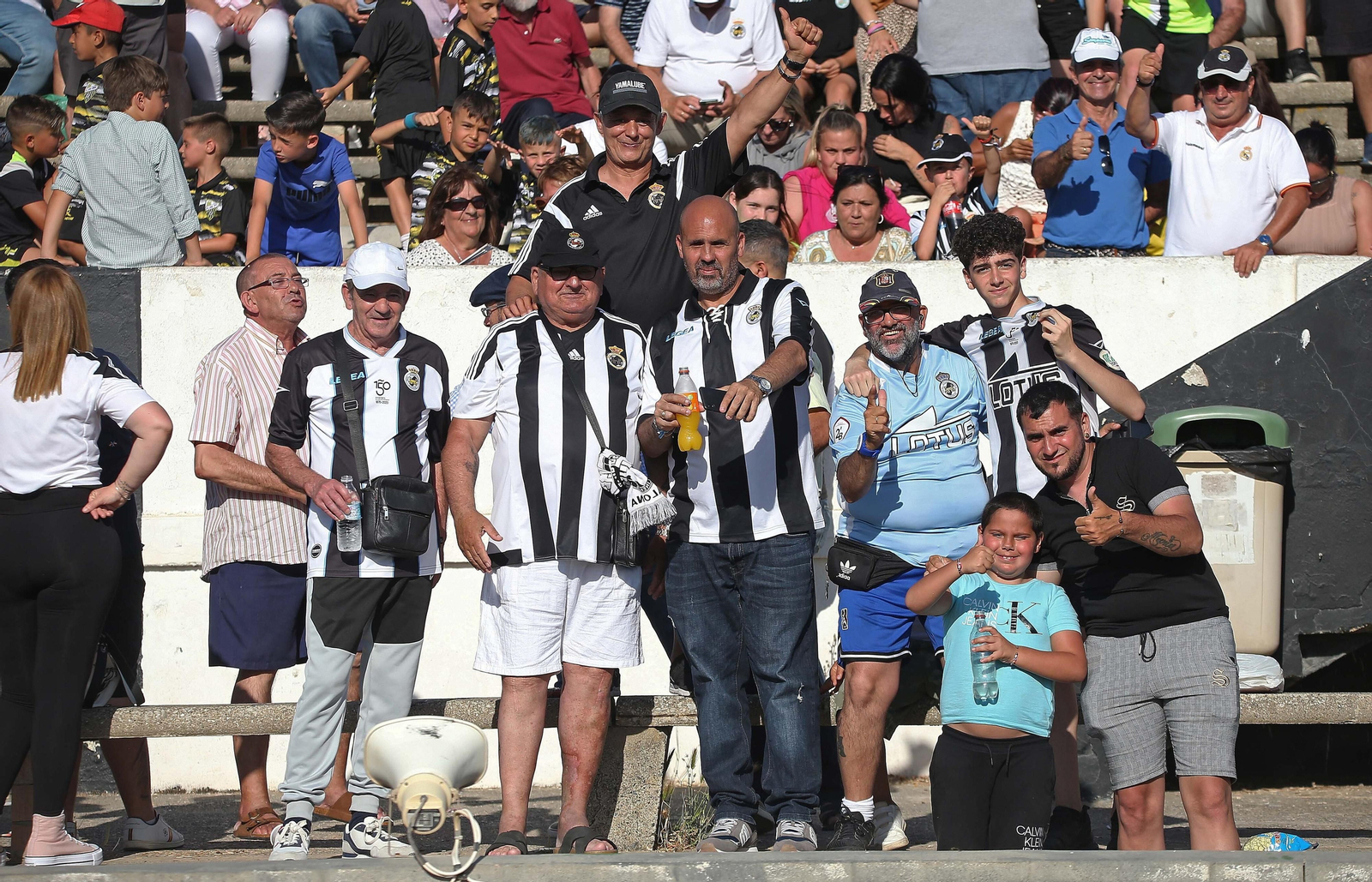 Fotos de la afición durante el Balona - Córdoba en el estadio municipal de La Línea