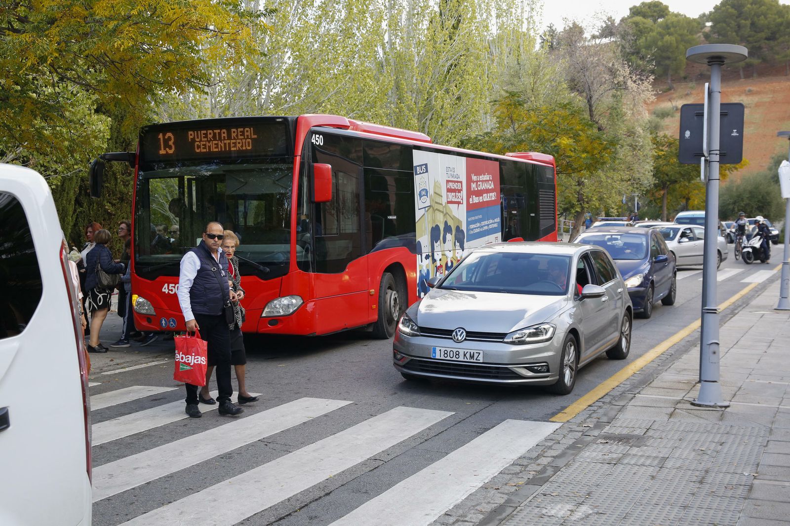 El Día de los Santos en el cementerio de Granadad, en imágenes