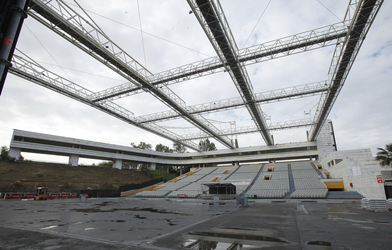 Estado del interior del Auditorio Rocío Jurado tras la celebración de un evento.