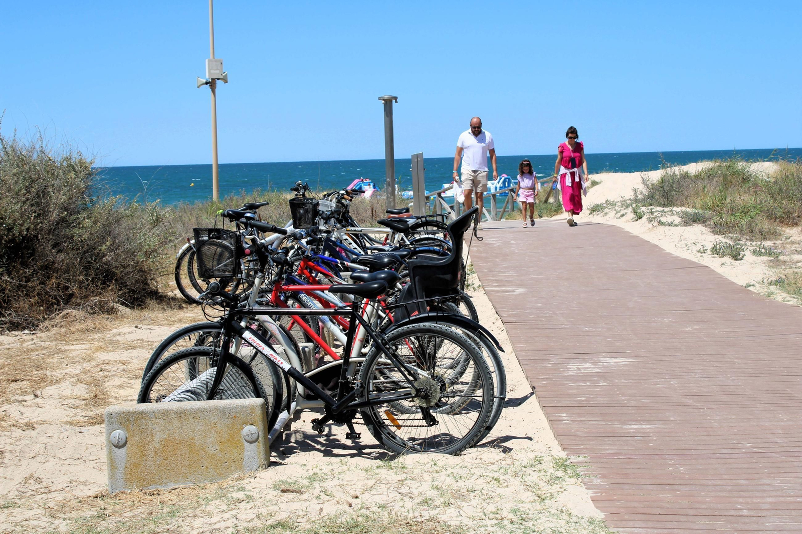 Personas que vuelven de la playa de Costa Balelna, en Rota..JPG Personas que vuelven de la playa de Costa Balelna, en Rota..JPG