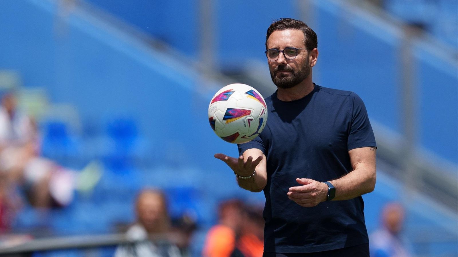 Bordalás juguetea con un balón en un partido de la pasada temporada.