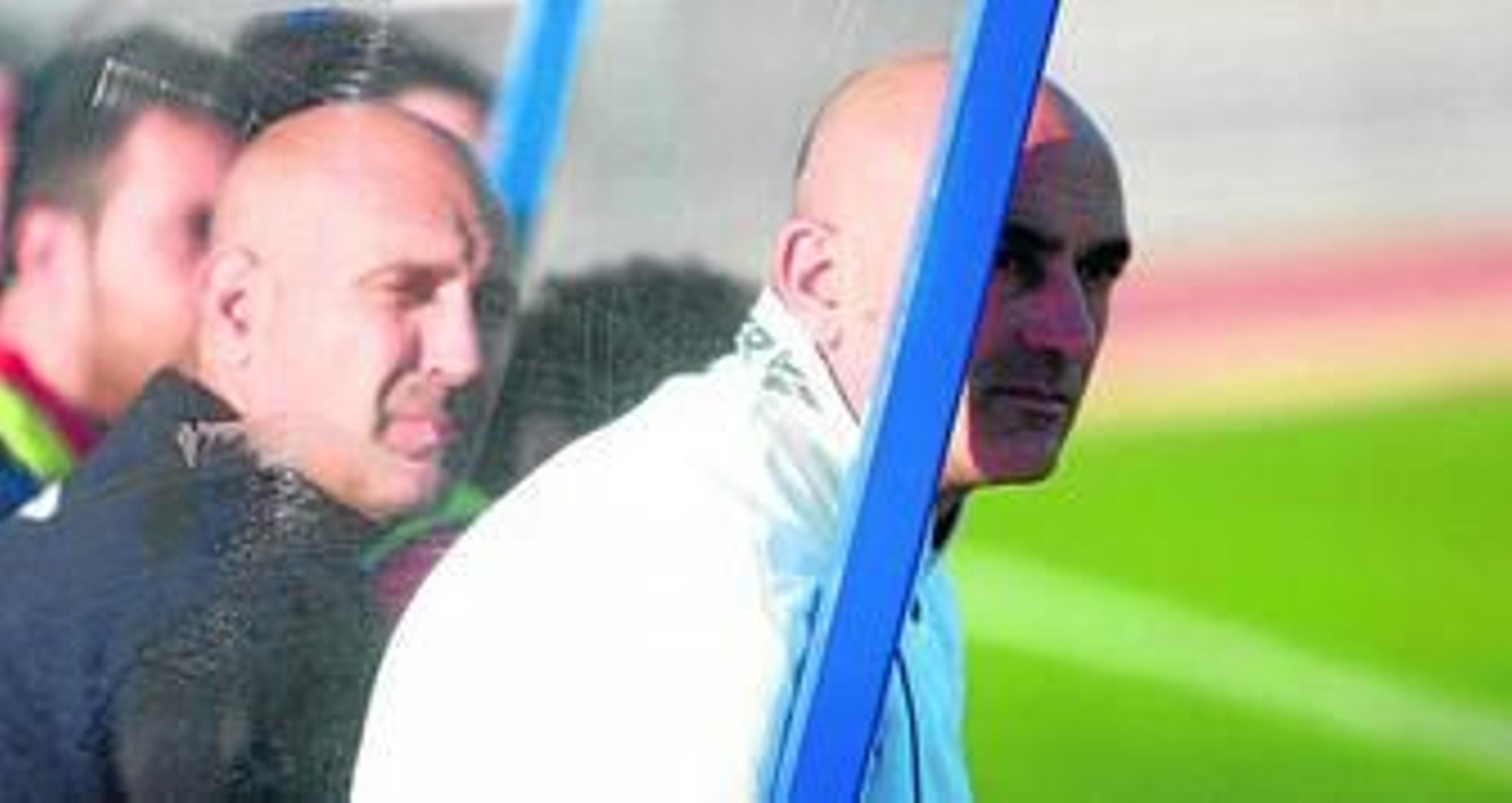 El secretario técnico del Racing, Javier Zafra (d), observa el partido en Ayamonte sin la compañía del técnico, Paco Corbeto, sancionado.