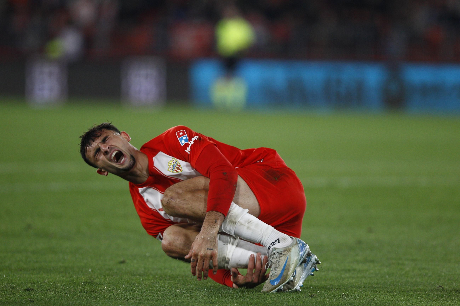 La U.D. Almería se impone por 1-0 al C.D. Mirandés y alcanza la segunda plaza, en imágenes