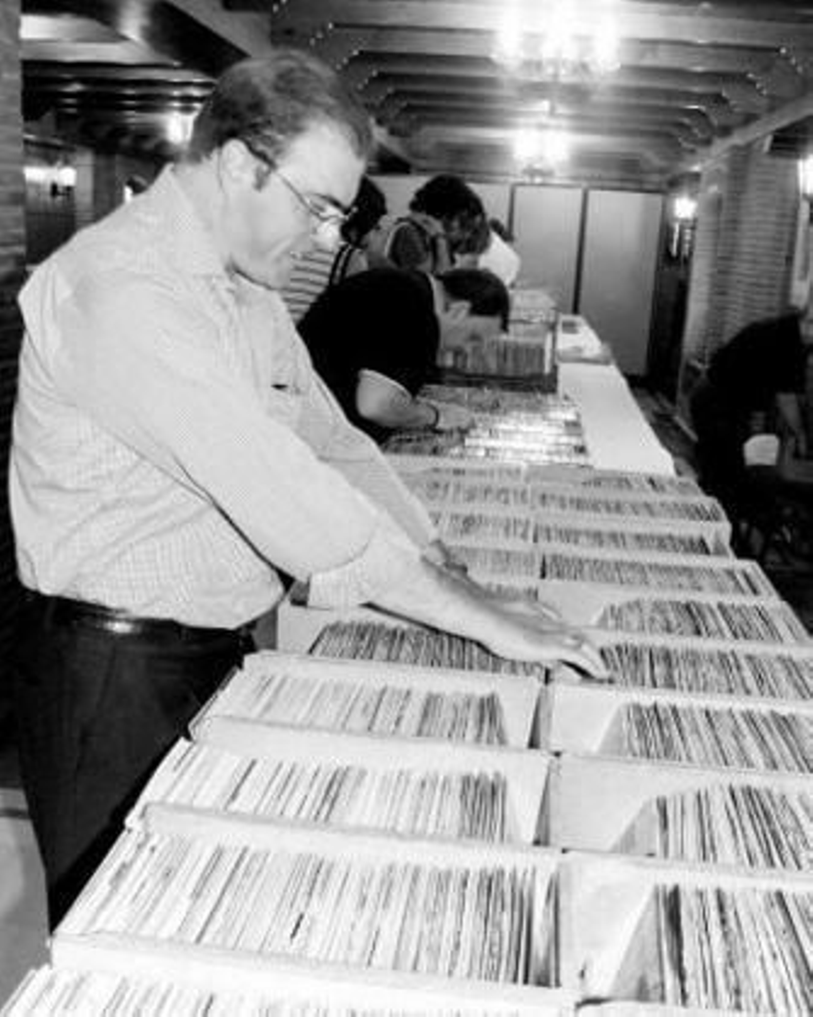 El coleccionista Miguel Saavedra buscando discos.