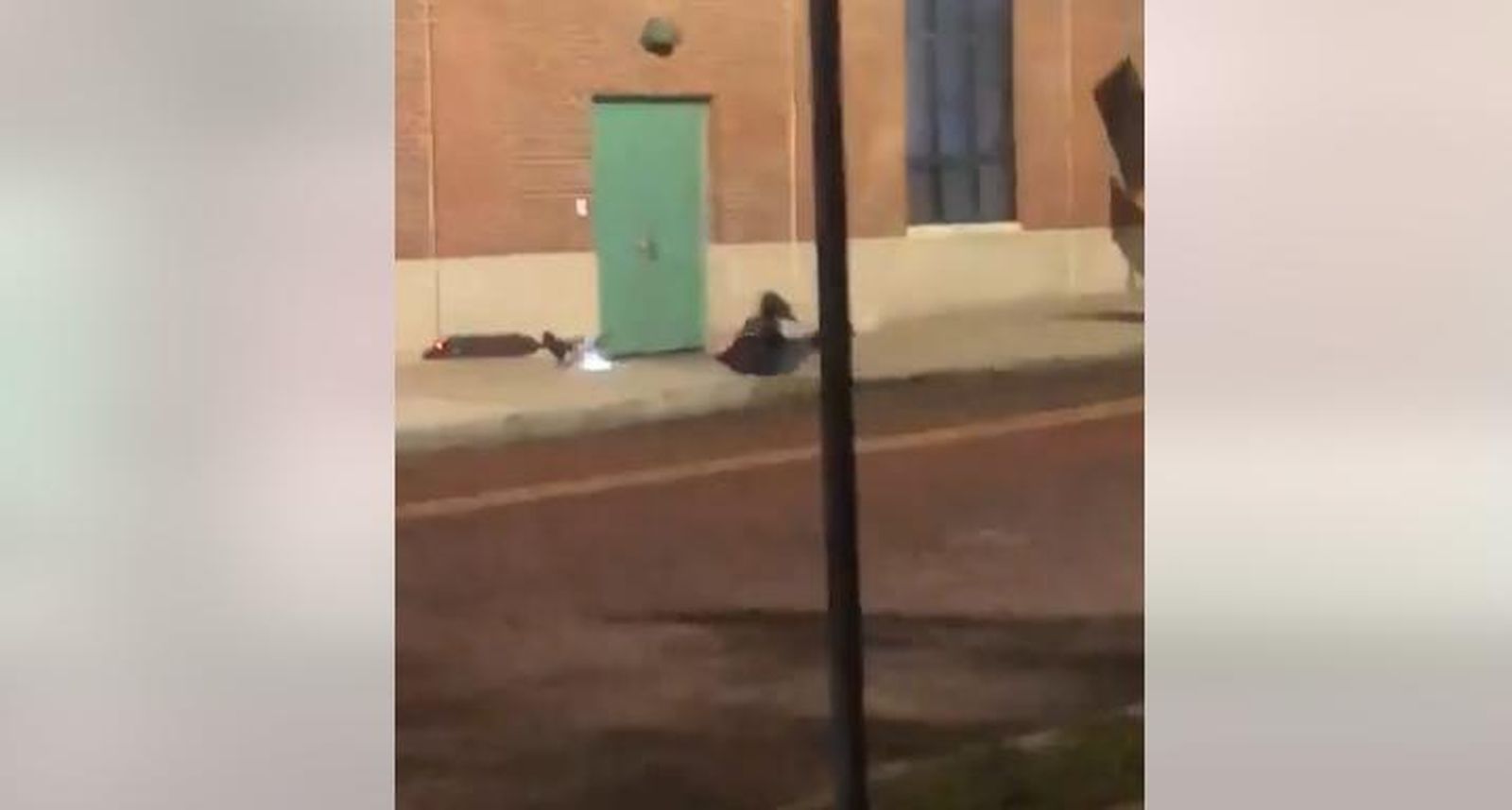 Un fragmento del vídeo de la caída del conductor en Chipiona