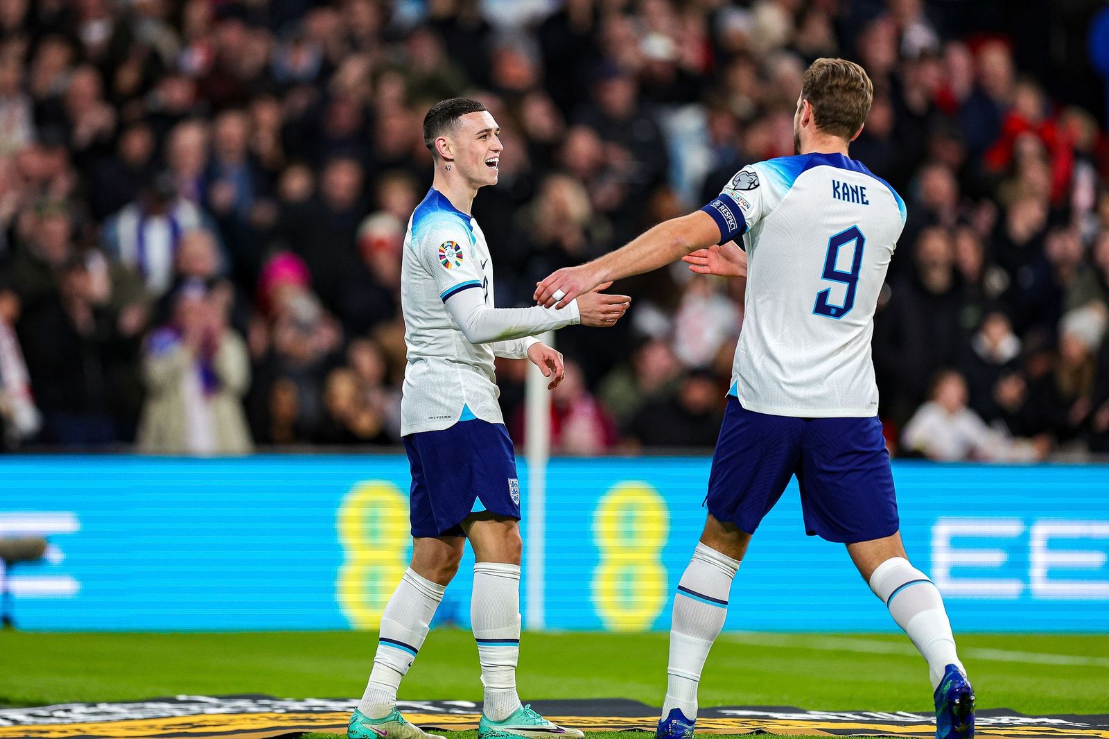 Foden y Kane celebran un gol.