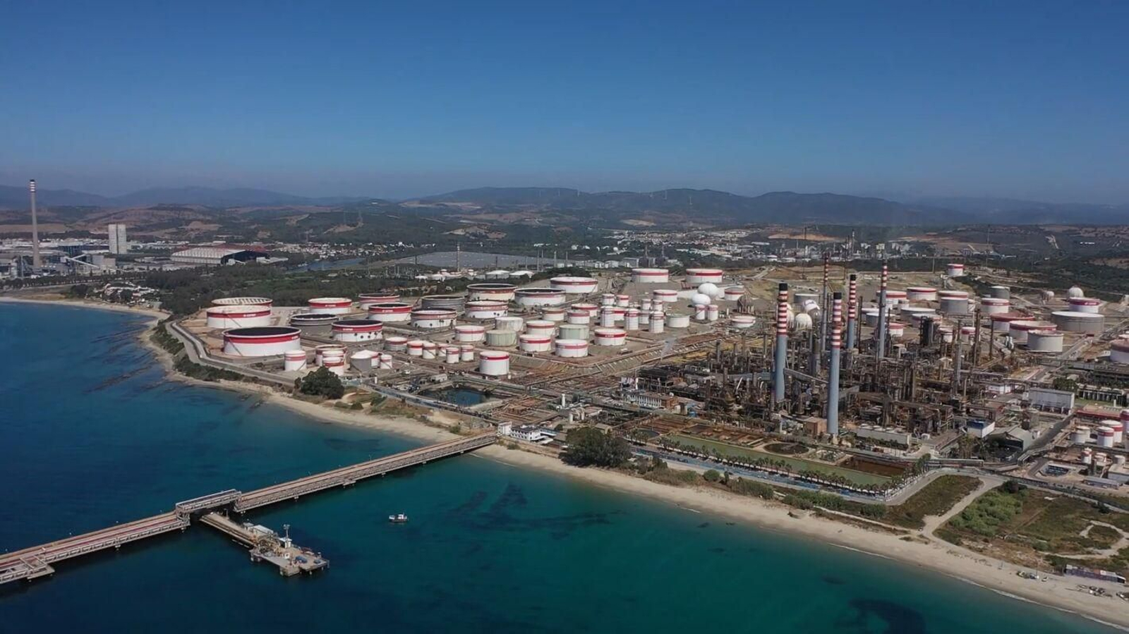 Vista general del parque energético de Moeve en San Roque, con el pantalán en primer plano