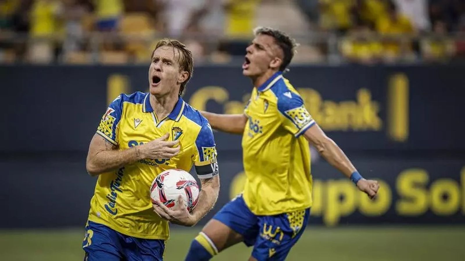 Alex Fernández y Alejo, celebrando uno de los goles del Cádiz - Tenerife de la presente temporada