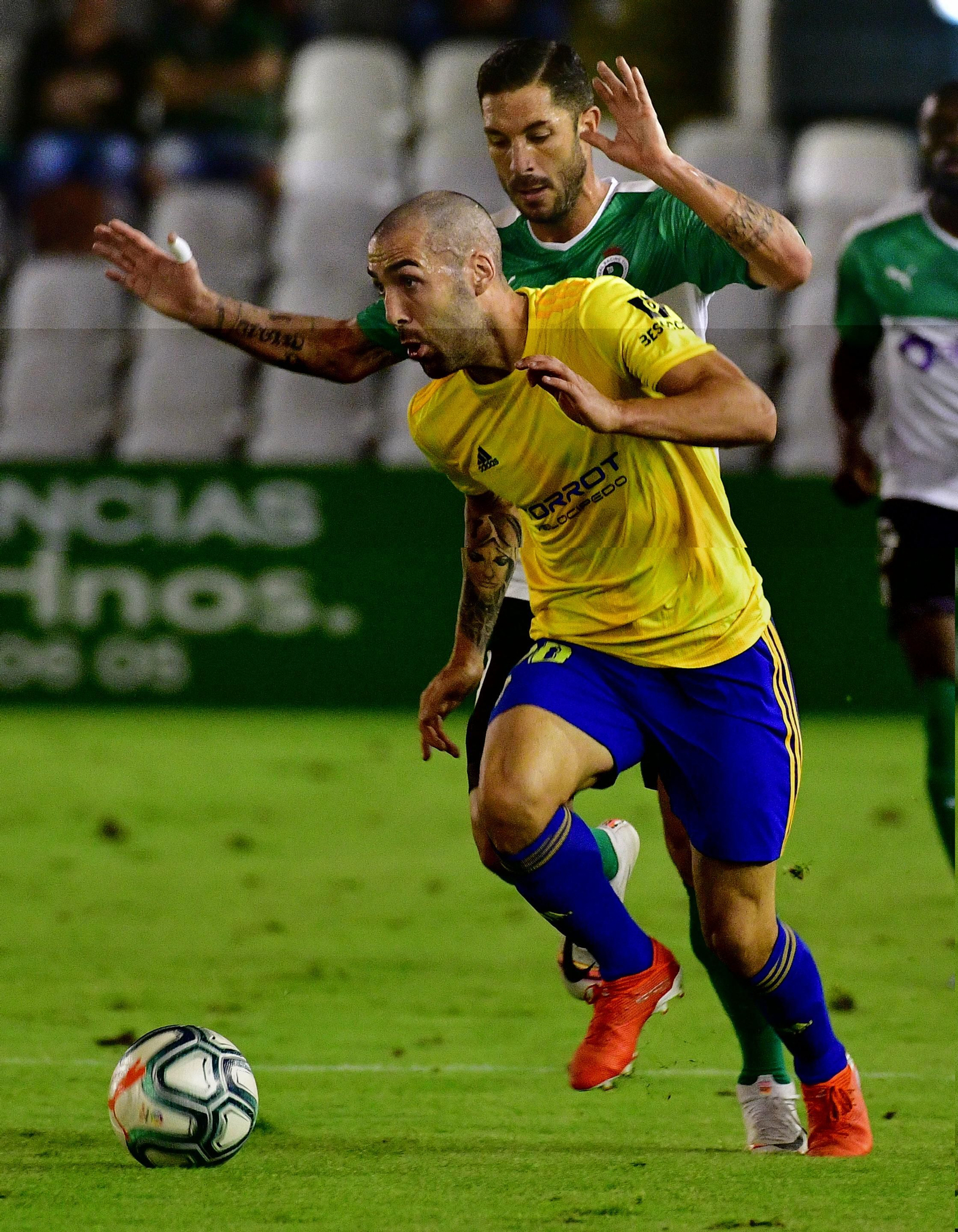 Perea conduce el balón.