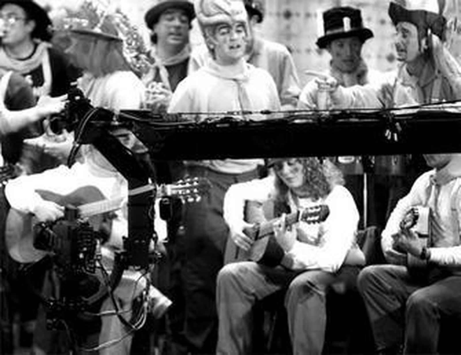 La cabeza caliente de Onda Cádiz en el escenario durante la actuación del coro 'Los pabellones'.
