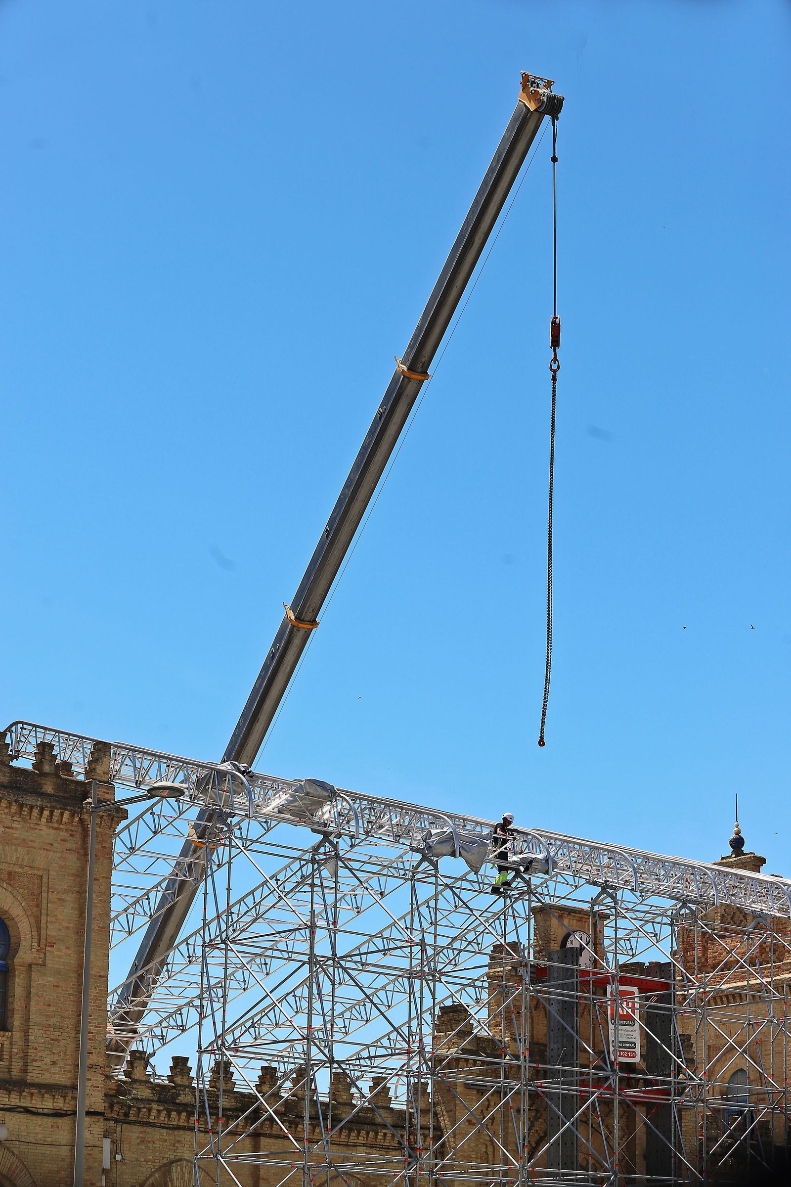 Imágenes del montaje del techo de la antigua estación de trenes de Huelva