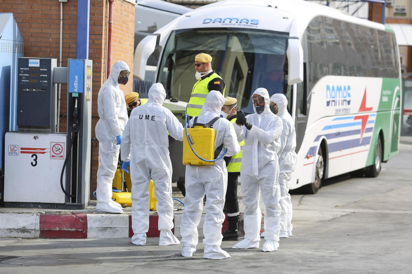 La UME desinfecta en Málaga la estación de autobuses y el puerto, en fotos
