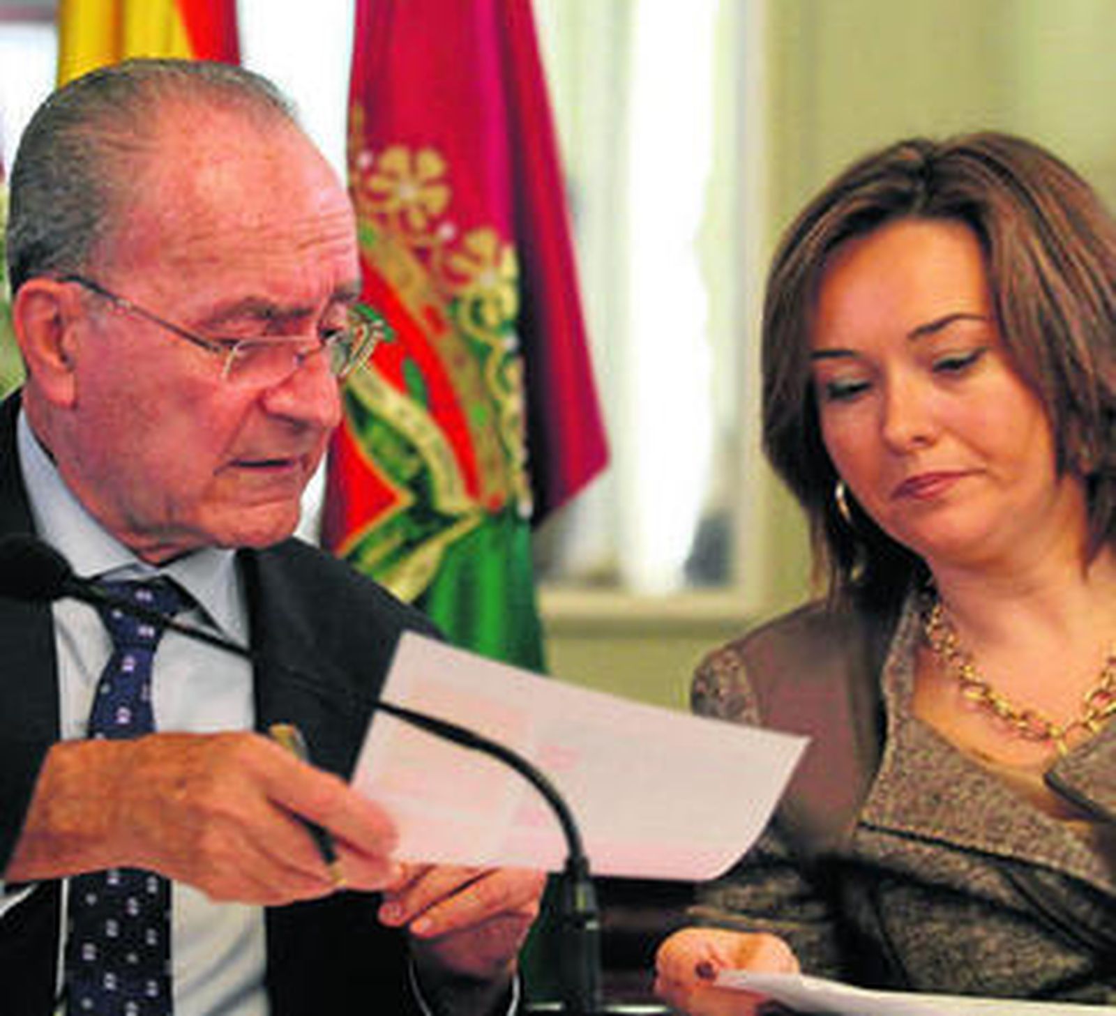 El alcalde de Málaga, Francisco de la Torre, conversa con la concejal de Economía, María del Mar Martín.