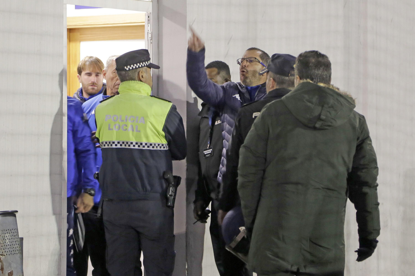 José Juan Romero, entrenador del filial bético, dirigiéndose al vestuario del Xerez CD recriminando la agresión a uno de sus futbolistas.
