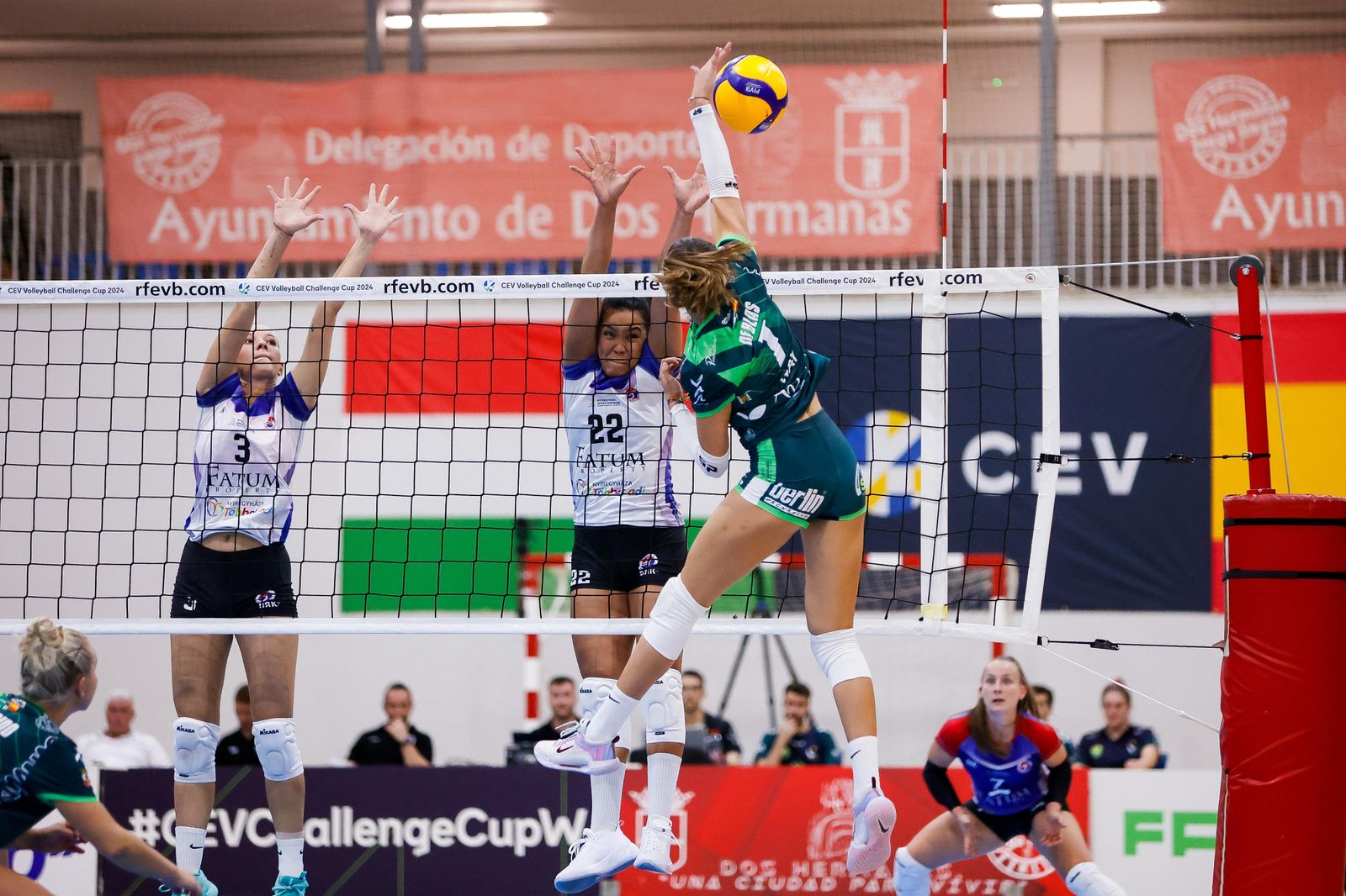 Las fotos del debut en Europa del FP Pro Voley Cajasol