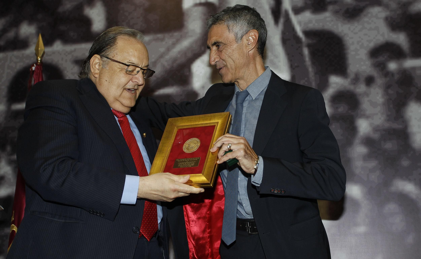 Entrega del Dorsal del Leyenda del Sevilla a Antonio Álvarez