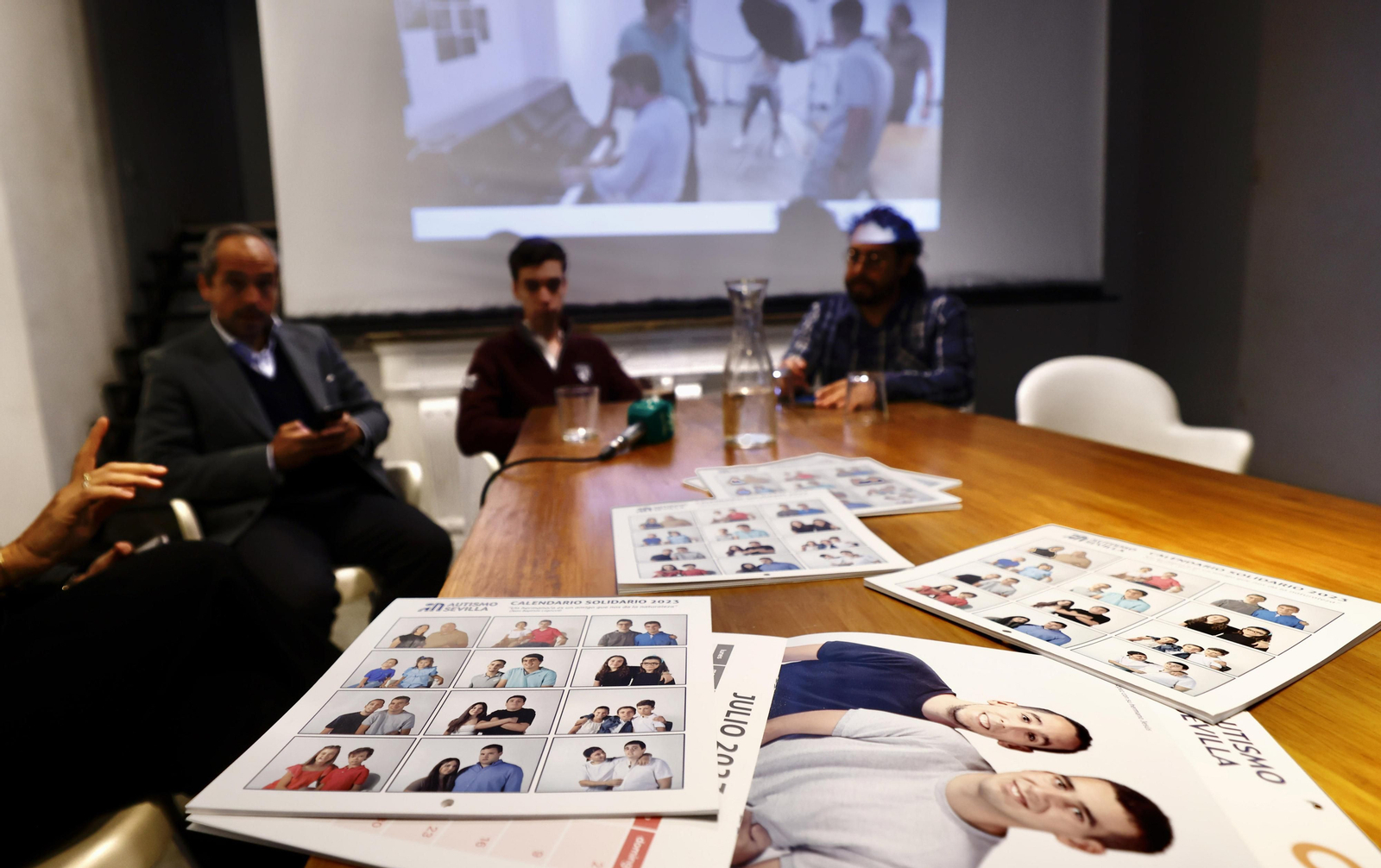 Mesa redonda con hermanos y una madre de menores con TEA, durante la representación del calendario de Autismo Sevilla.