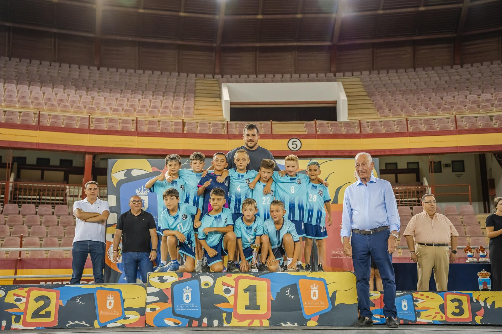 Uno de los equipos ganadores de las 100 horas de Deporte de Roquetas subidos al podio durante la gala de clausura.
