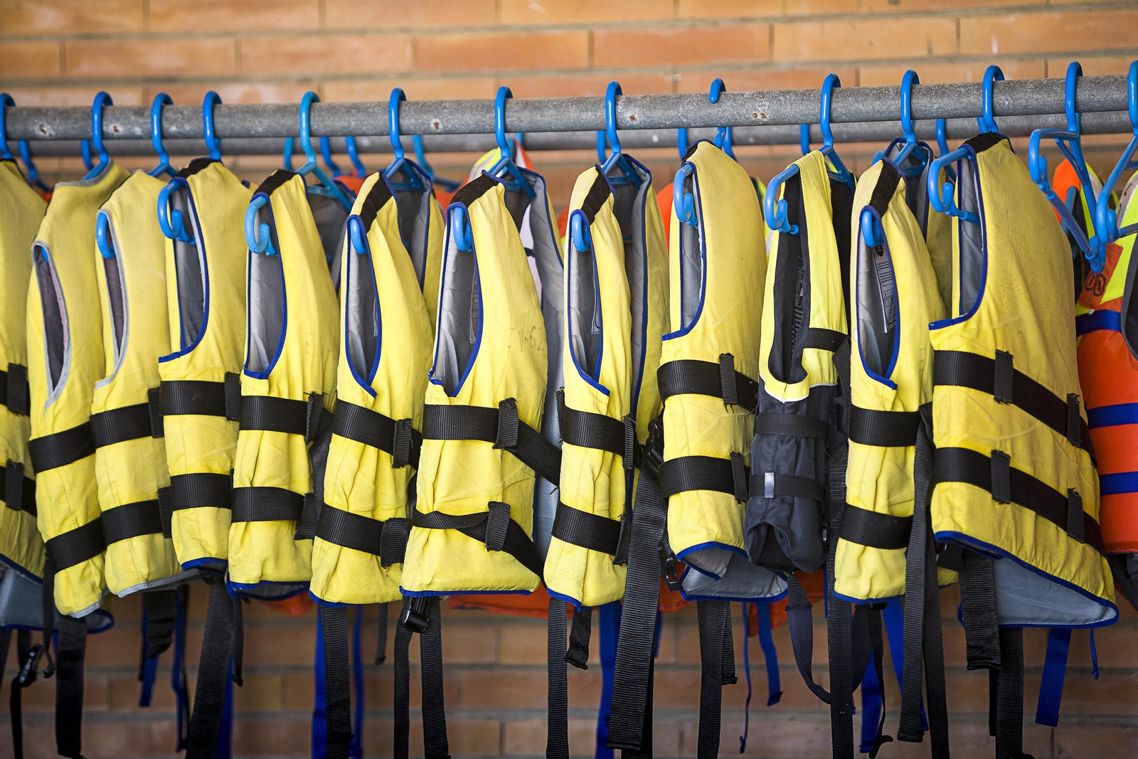Chalecos salvavidas colgados en el Elcano que se utilizan en el programa municipal de vela escolar.