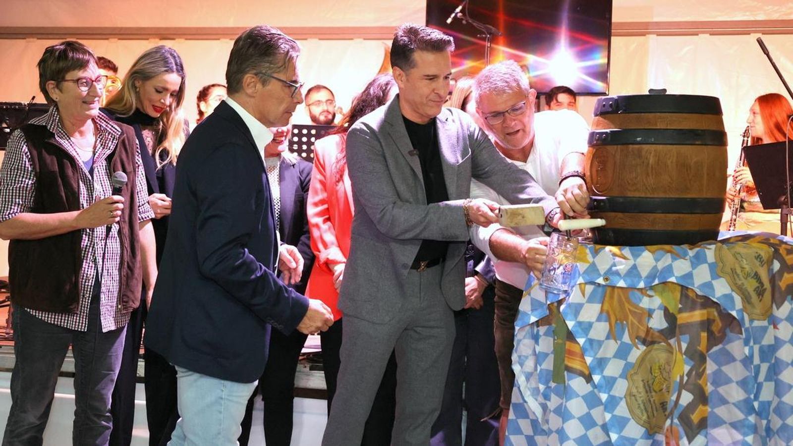 Óscar Medina hace el acto que da inicio al Oktoberfest