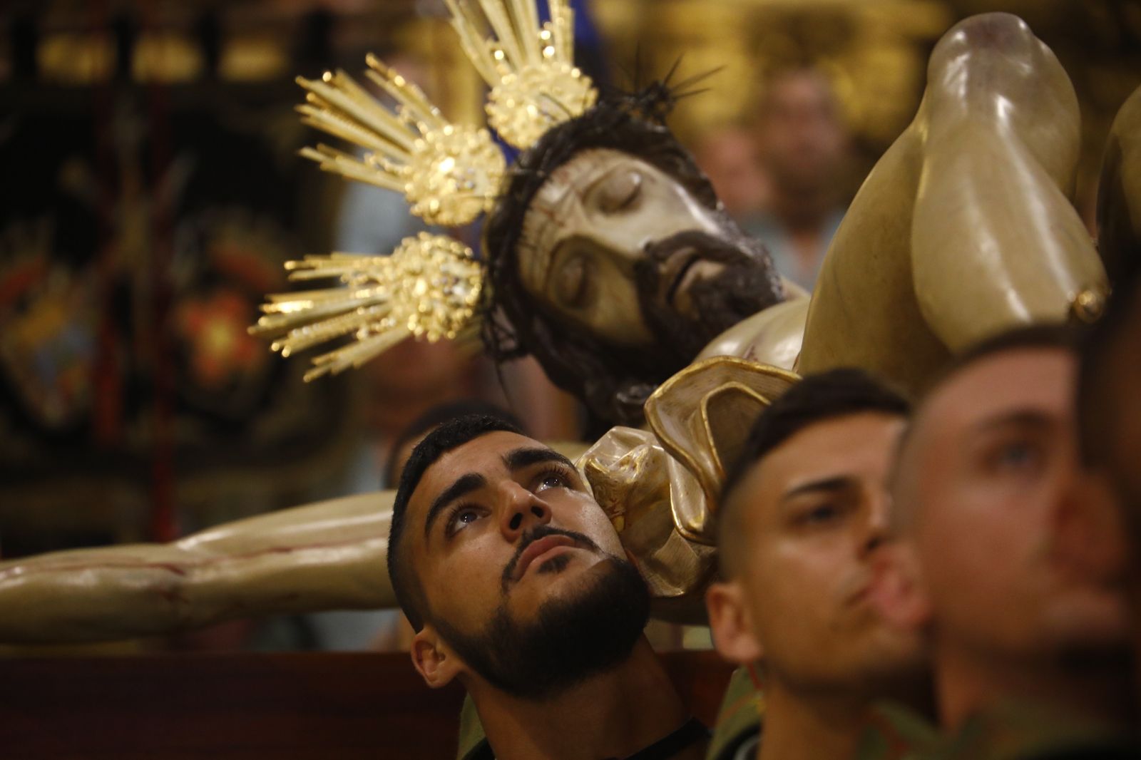 Las mejores imágenes del vía crucis de la Caridad de Córdoba con la Legión en este Viernes Santo