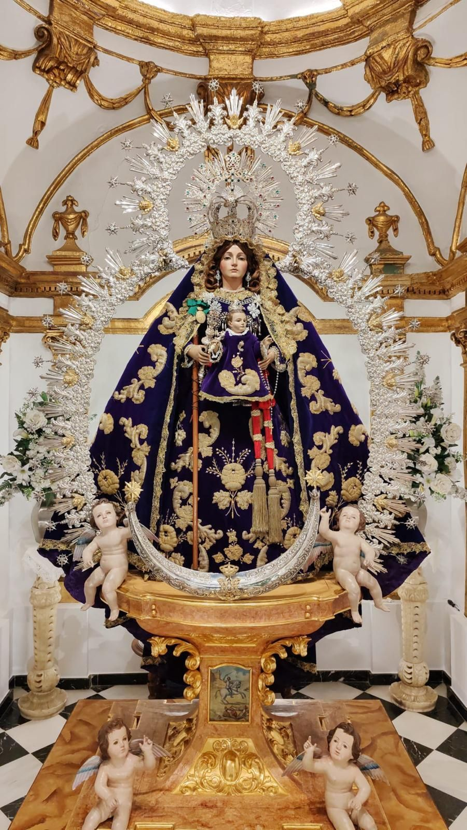 Imagen de la Virgen de los Remedios Coronada, vestida con su traje morado. Imagen de la Virgen de los Remedios Coronada, vestida con su traje morado.