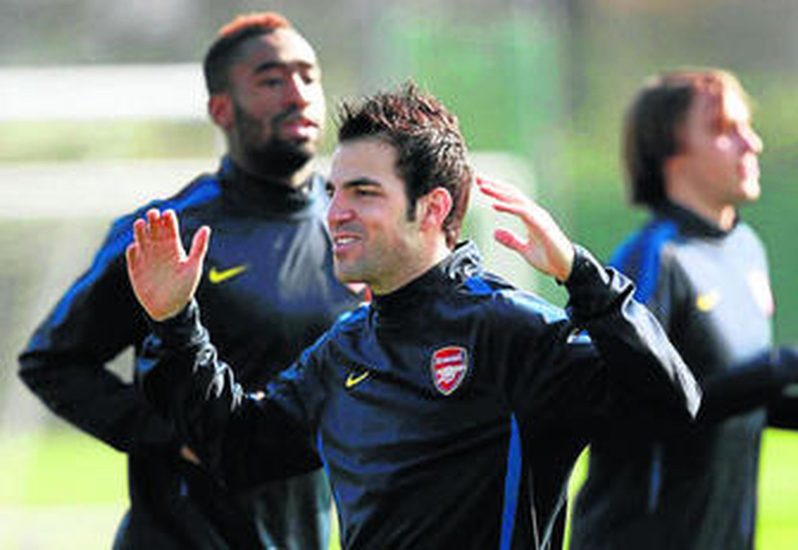 Cesc, gran protagonista hoy en el Camp Nou, se ejercita con sus compañeros en Londres.