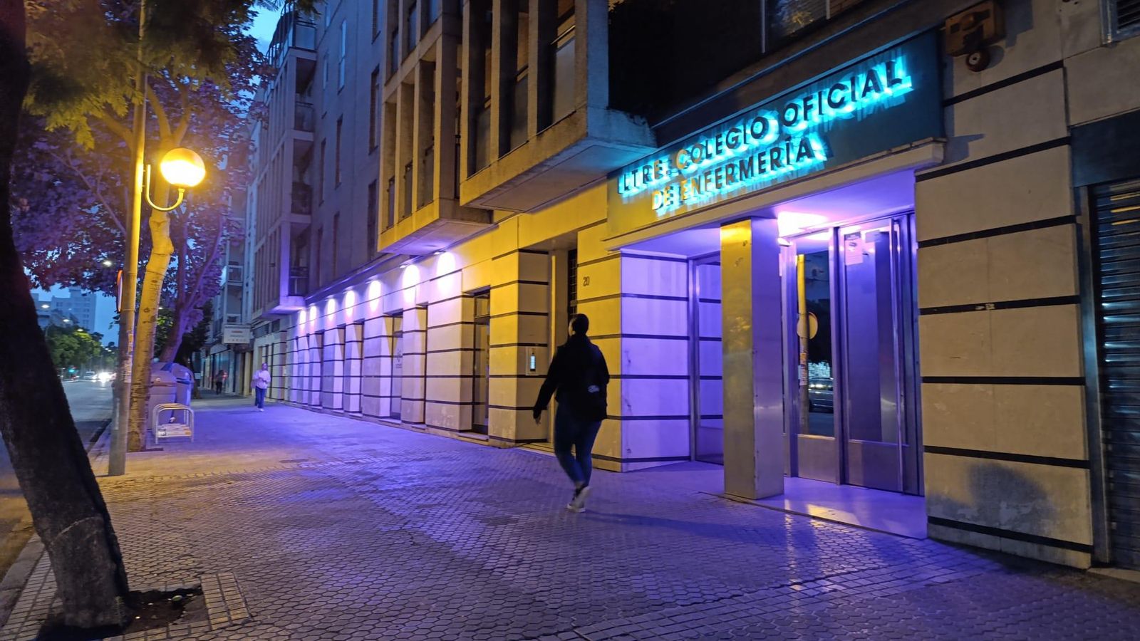 La fachada del Colegio de Enfermería de Sevilla iluminado de morado en memoria de los niños que no llegaron a nacer